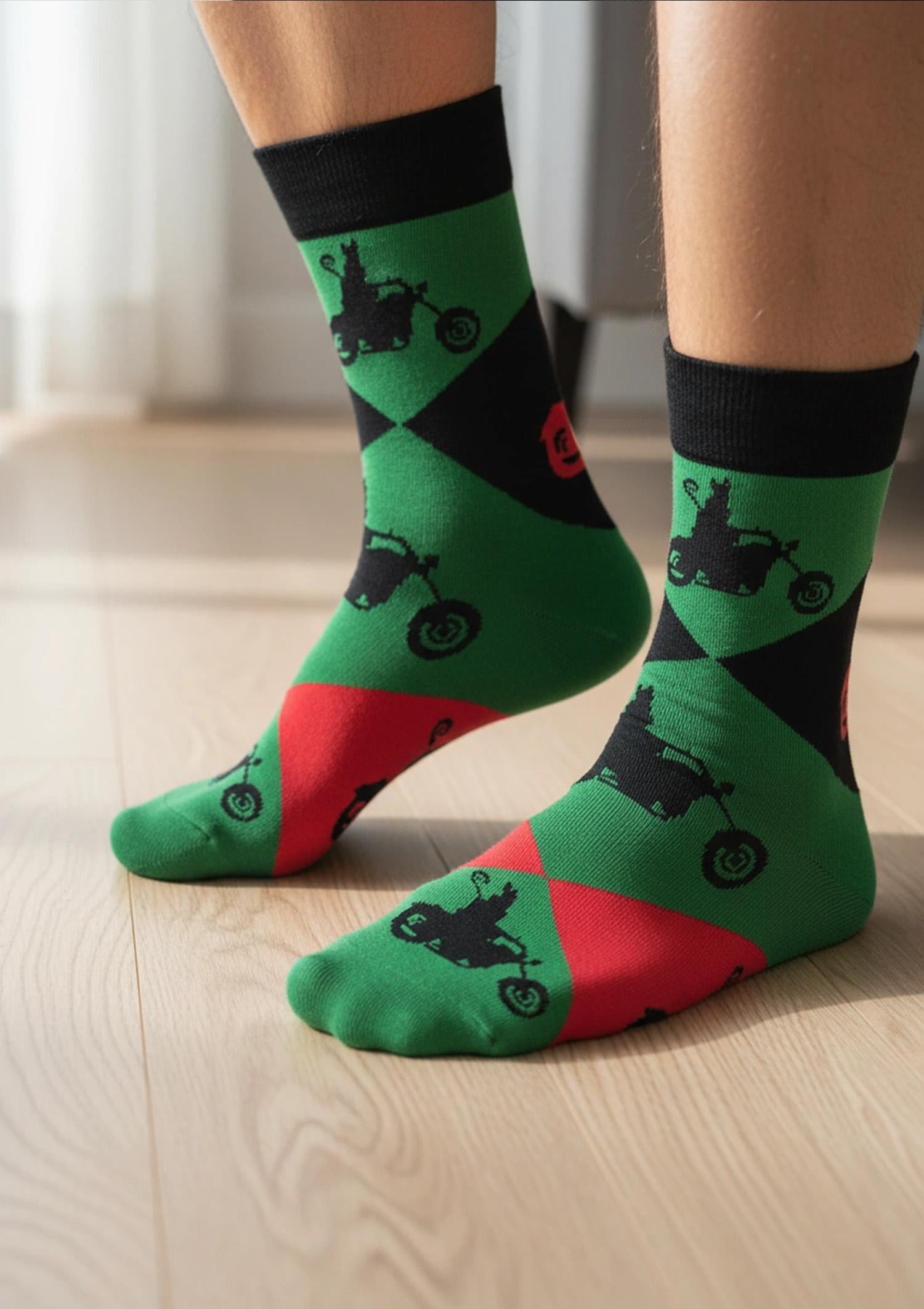 Skarpety męskie ze świętym Mikołajem na motorze Santamotorbike Marilyn, green