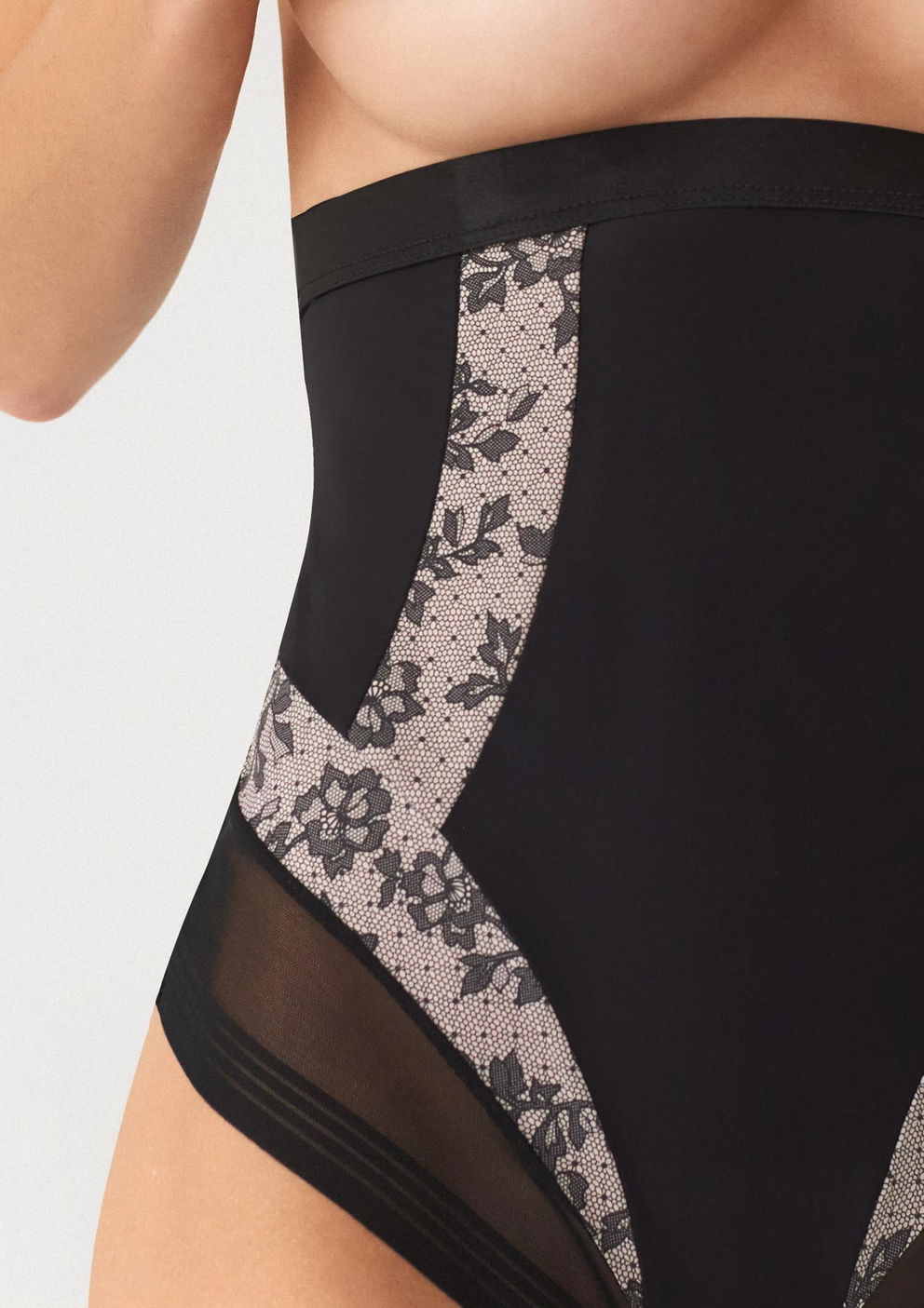Stringi z wysokim stanem modelujące High Wasp Poupee Marilyn