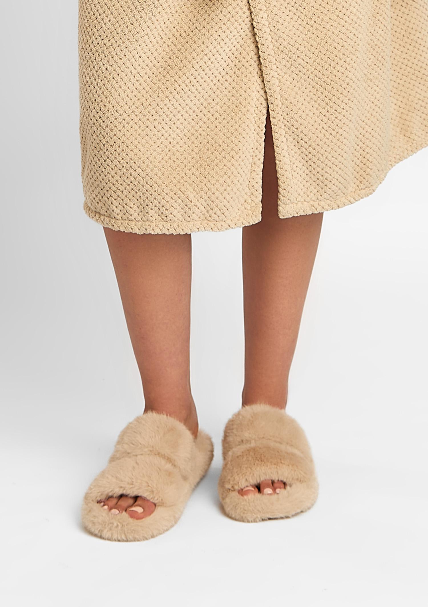 Ciepłe beżowe kapcie damskie z futerkiem na wysokiej i antypoślizgowej podeszwie Comfort