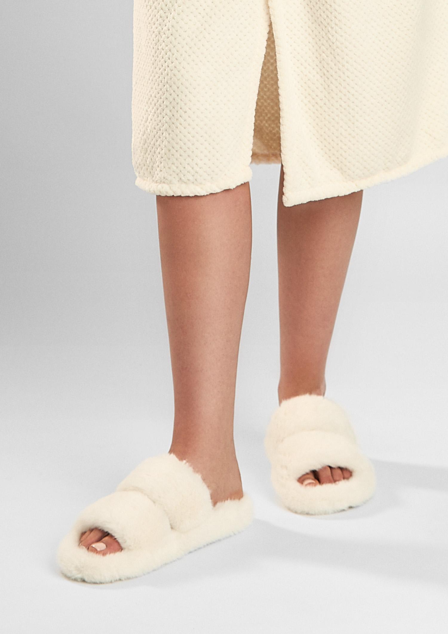 Ciepłe białe kapcie damskie z futerkiem na wysokiej i antypoślizgowej podeszwie Comfort